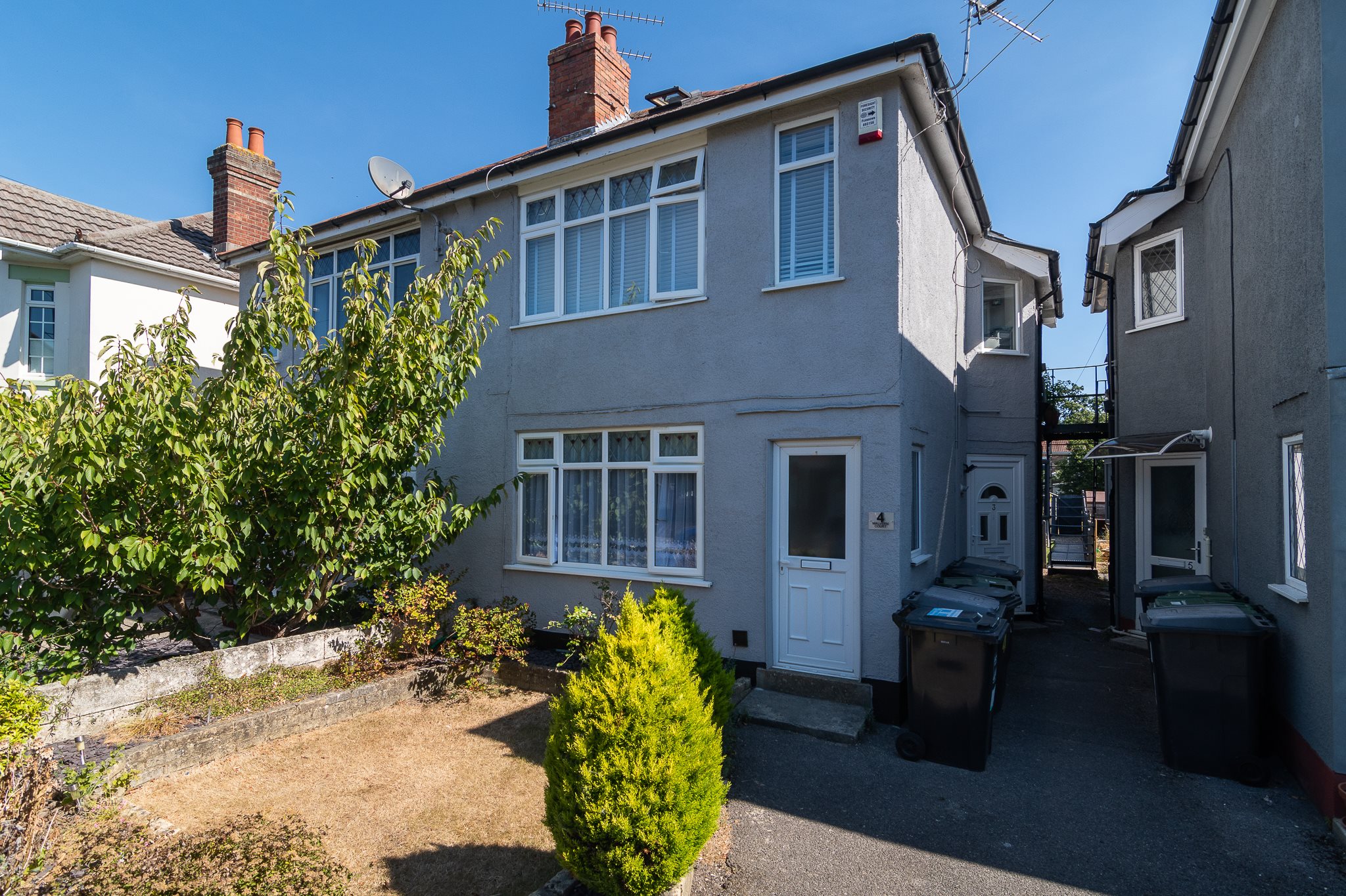 Christopher Shaw Residential is delighted to bring to market this charming 2 double bedroom first floor garden flat in the popular area of Moordown, with a Share of Freehold.